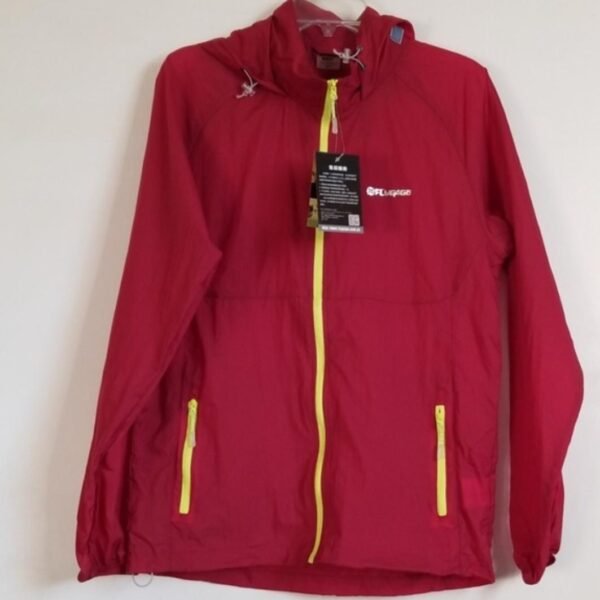 Made from high-quality materials, this jacket ensures optimum warmth without compromising on comfort. The fabric is soft against the skin, providing a cozy feel throughout the day. Whether you're heading to work or stepping out for a casual outing, this jacket has got you covered.